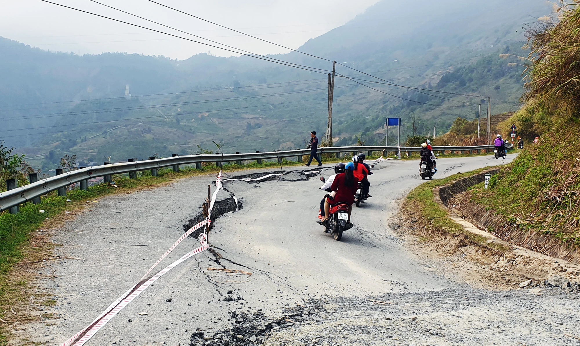 Điểm sụt lún gây nguy hiểm cho người và phương tiện khi lưu thông qua đây.