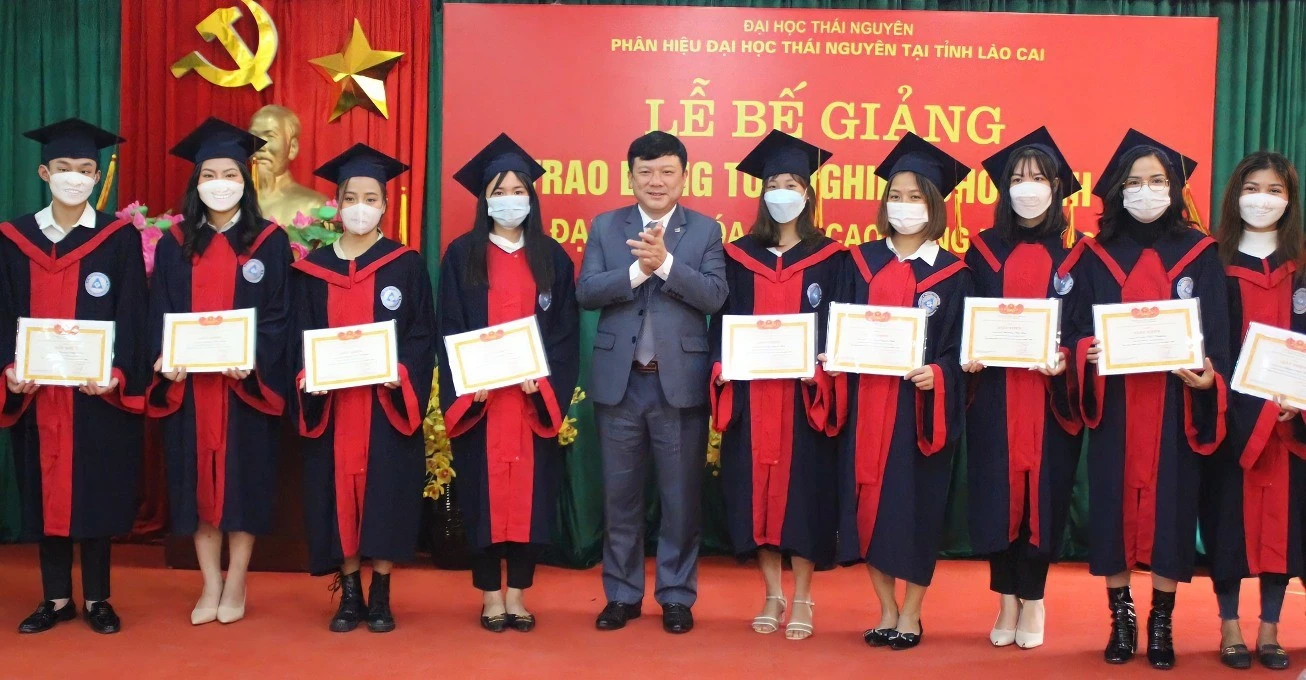 Phân hiệu Đại học Thái Nguyên tại Lào Cai trao bằng tốt nghiệp cho 125 sinh viên ảnh 2