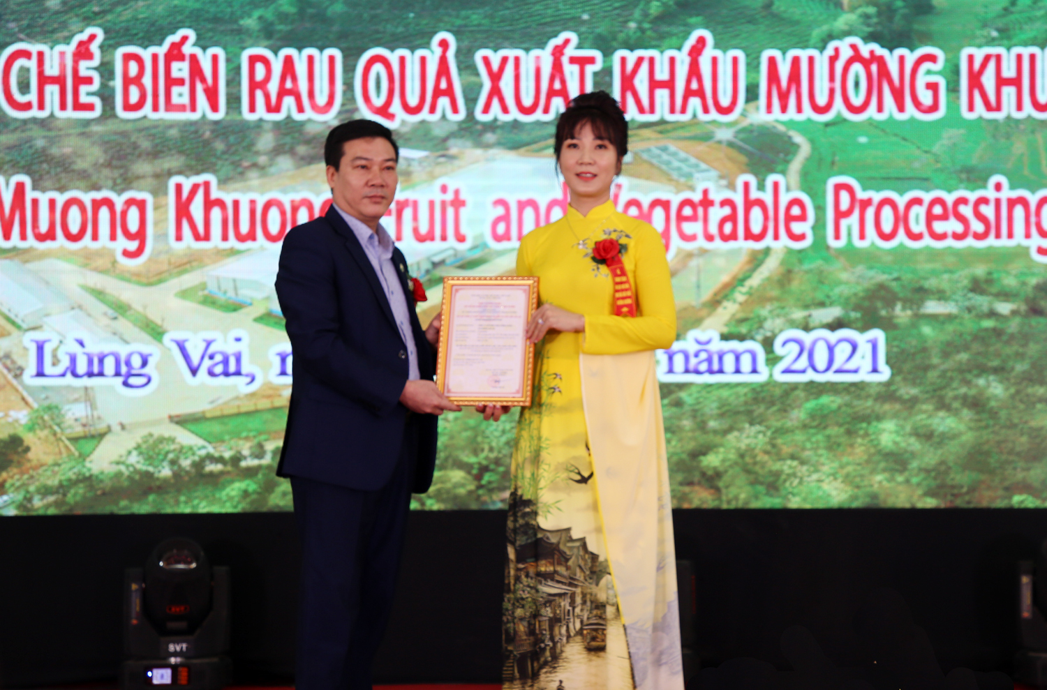 Trao giấy chứng nhận cơ sở đủ điều kiện an toàn thực phẩm cho Nhà máy.