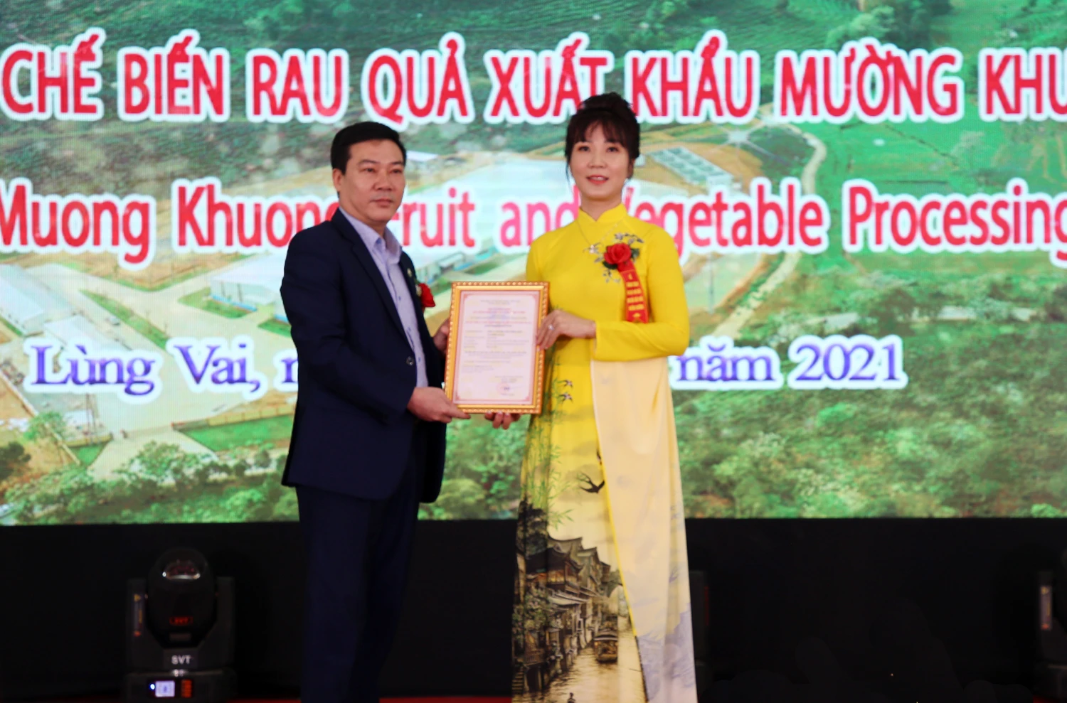 Trao giấy chứng nhận cơ sở đủ điều kiện an toàn thực phẩm cho Nhà máy.