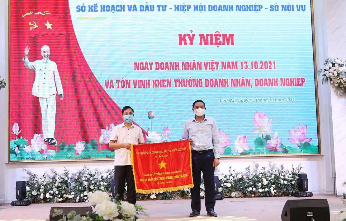 Thừa ủy quyền, Phó Bí thư Tỉnh ủy Hoàng Giang trao Cờ thi đua của Chính phủ cho Công ty Cổ phần Xây dựng tỉnh Lào Cai.