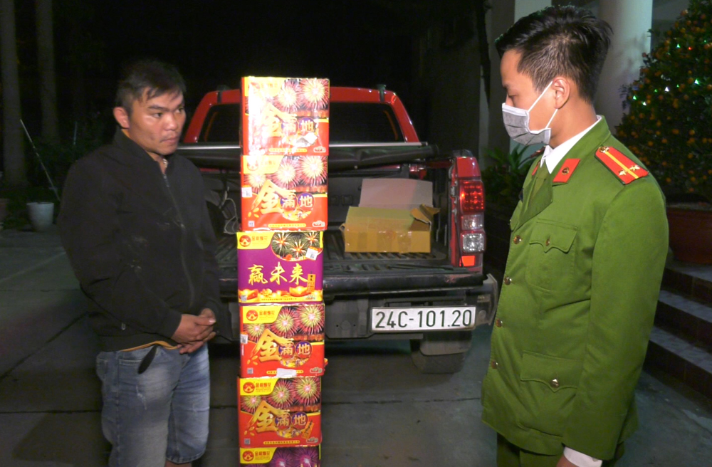 Bắt đối tượng dùng ô tô bán tải vận chuyển 21 kg pháo hoa nổ ảnh 2 Bắt đối tượng dùng ô tô bán tải vận chuyển 21 kg pháo hoa nổ ảnh 2