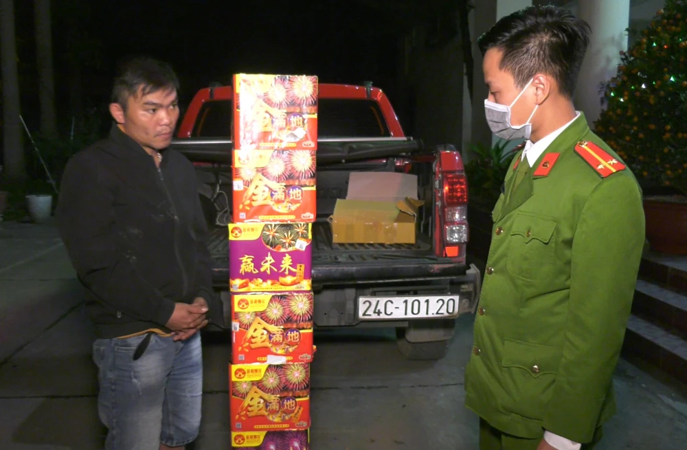 Bắt đối tượng dùng ô tô bán tải vận chuyển 21 kg pháo hoa nổ ảnh 2 Bắt đối tượng dùng ô tô bán tải vận chuyển 21 kg pháo hoa nổ ảnh 2