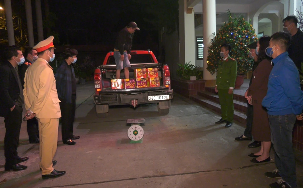 Bắt đối tượng dùng ô tô bán tải vận chuyển 21 kg pháo hoa nổ ảnh 1 Bắt đối tượng dùng ô tô bán tải vận chuyển 21 kg pháo hoa nổ ảnh 1