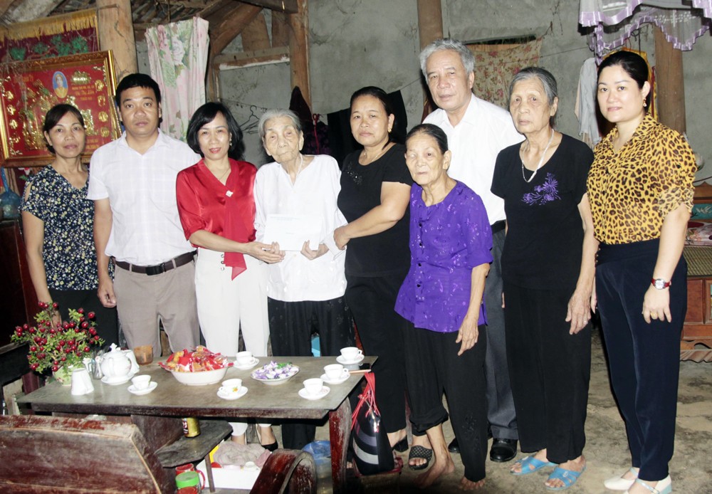 Thành phố Lào Cai: Thăm, tặng quà 28 cụ trên 100 tuổi ảnh 1 Thành phố Lào Cai: Thăm, tặng quà 28 cụ trên 100 tuổi ảnh 1