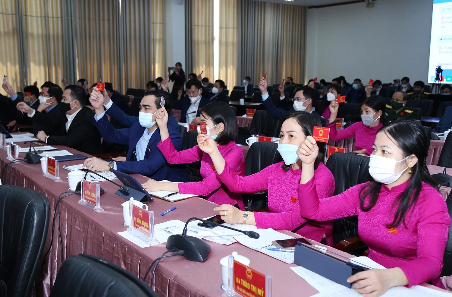 Kỳ họp thứ Ba, HĐND tỉnh: Các đại biểu thảo luận tại hội trường ảnh 4