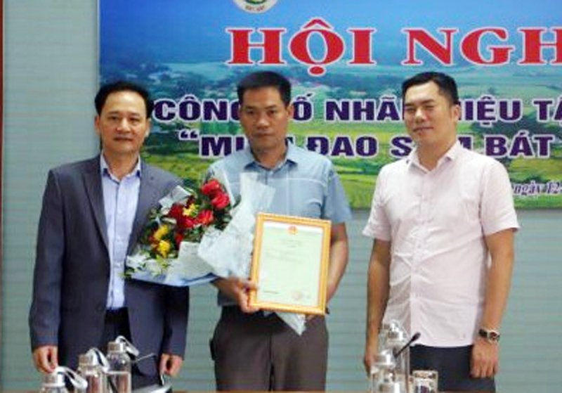 Trao nhãn hiệu tập thể cho hợp tác xã Minh Phúc.