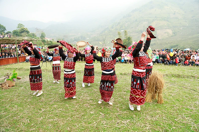 Sa Pa: Tưng bừng Lễ hội Xuống đồng ảnh 3