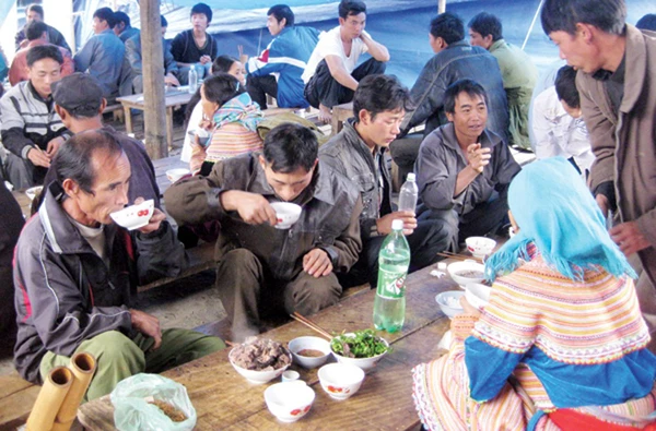 Uống rượu ở chợ phiên ảnh 1