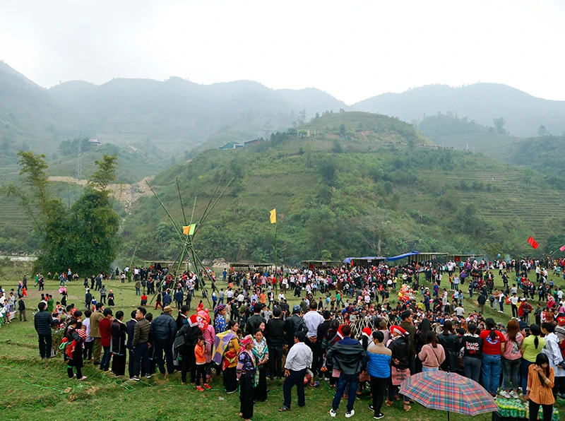 Đông đảo nhân dân trong vùng đến tham dự lễ hội. Múa khăn của dân tộc Tày xã Bản Hồ. Màn múa mừng xây dựng nông thôn mới của dân tộc Xa Phó. Tiết mục múa “Tây Bắc mùa xuân về”. Trích đoạn “Đám cưới người Dao đỏ” trong lễ hội. Trò chơi đánh đáo thu hút bà con dân tộc Tày tham gia. Đông vui trò bịt mắt bắt dê. Du khách quốc tế hào hứng tham quan lễ hội.