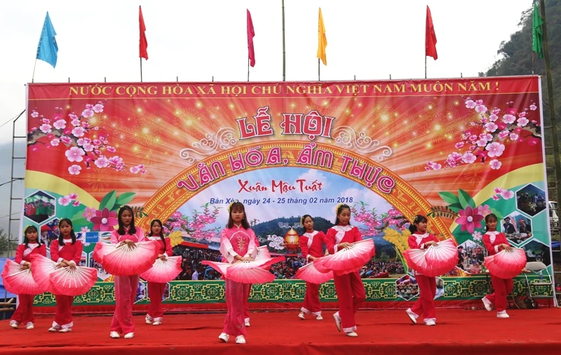 Tiết mục văn nghệ tại lễ hội.