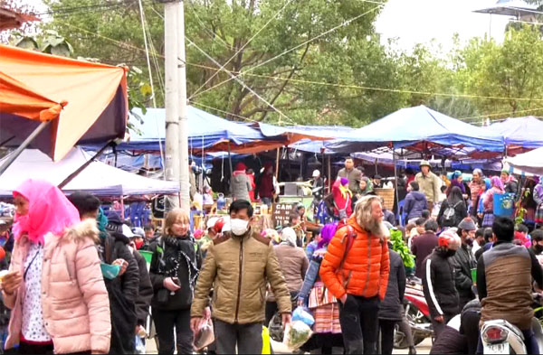 Chợ Bắc Hà cũng là điểm thu hút nhiều du khách nước ngoài tham quan. Chợ Bắc Hà cũng là điểm thu hút nhiều du khách nước ngoài tham quan.