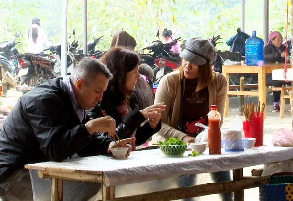 Du khách nước ngoài rất thích thú khi được thưởng thức món ăn vùng cao tại chợ phiên Cốc Ly (Ảnh chụp đầu tháng 3/2020). Và ghi lại những bức ảnh đẹp tại chợ (Ảnh chụp đầu tháng 3/2020).
