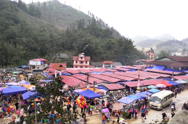 Chợ Lùng Phình mới thu hút đông đảo tiểu thương và du khách. Chợ Lùng Phình mới thu hút đông đảo tiểu thương và du khách.