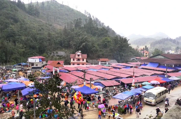 Chợ Lùng Phình mới thu hút đông đảo tiểu thương và du khách.