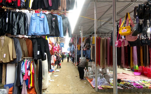 Các gian hàng được sắp xếp thành khu gọn gàng. Các gian hàng được sắp xếp thành khu gọn gàng.