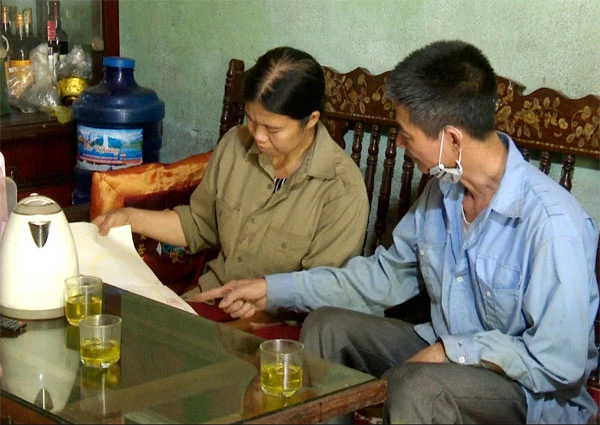 Vợ chồng ông Cao Văn Sơn làm thủ tục vay vốn ngân hàng nhưng không được chấp nhận do giấy chứng nhận quyền sử dụng đất hết hạn.