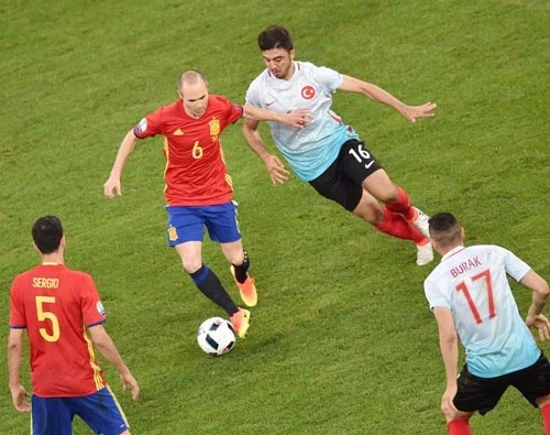 Đội trưởng Iniesta (số 6, Tây Ban Nha) đi bóng trước các hậu vệ Thỗ Nhĩ Kỳ.