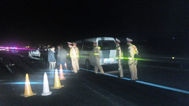 Khi xe hỏng trên đường cao tốc, lái xe cần có biện pháp cảnh báo và gọi điện ngay cho lực lượng cứu hộ.