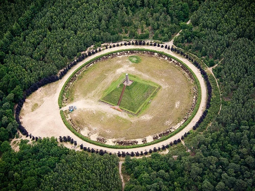 Kim tự tháp nhìn từ trên cao.