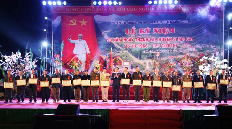 Thừa ủy quyền của Chủ tịch nước, đồng chí Nguyễn Văn Vịnh trao Huân chương Lao động hạng Ba cho nhân dân và cán bộ huyện Si Ma Cai. Đồng chí Đặng Xuân Phong, Chủ tịch UBND tỉnh trao Bằng khen cho các tập thể, cá nhân.