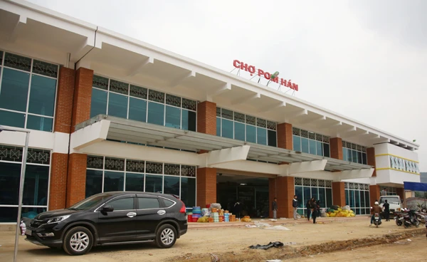 Chợ Pom Hán mới được xây dựng khang trang.