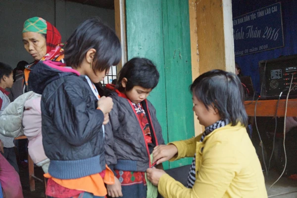 Trao tặng áo ấm và quà tết cho học sinh tiểu học điểm trường thôn Láo Lý, xã Tả Phời.