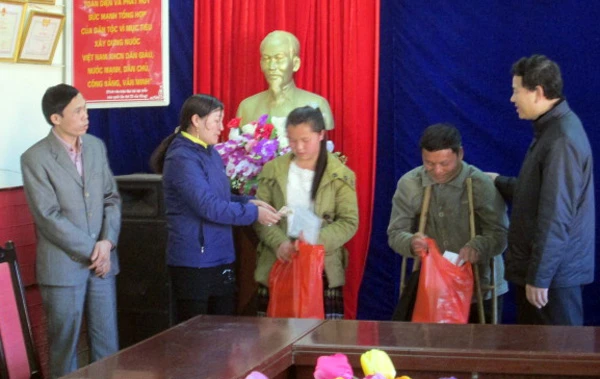 Thăm và tặng quà cho những người có hoàn cảnh khó khăn. Thăm và tặng quà cho những người có hoàn cảnh khó khăn.