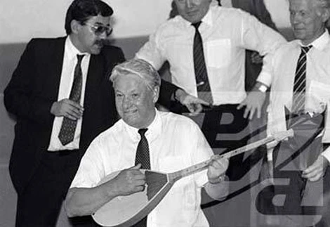 Boris Yeltsin chơi đàn domra tại Trung tâm Văn hóa Dân tộc trong chuyến thăm chính thức Kazakhstan tháng 8-1991.