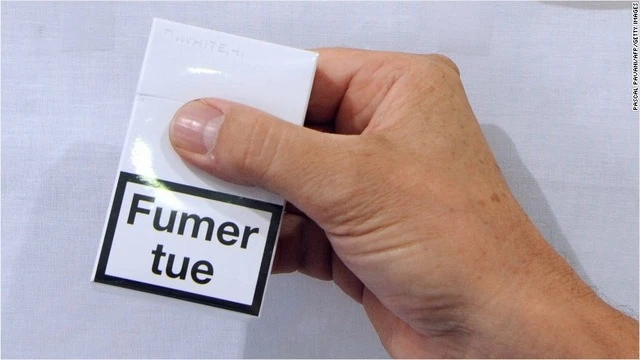 Một bao thuốc "kiểu mẫu" bán ở châu Âu. Tên của nhà sản xuất viết rất mờ ở góc trái.