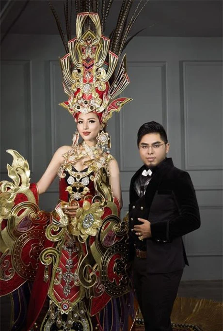 Nhà thiết kế Lê Long Dũng và bộ trang phục dân tộc của Khá Ngân mang đi dự thi Hoa hậu Siêu quốc gia 2016. Nhà thiết kế Lê Long Dũng và bộ trang phục dân tộc của Khá Ngân mang đi dự thi Hoa hậu Siêu quốc gia 2016.