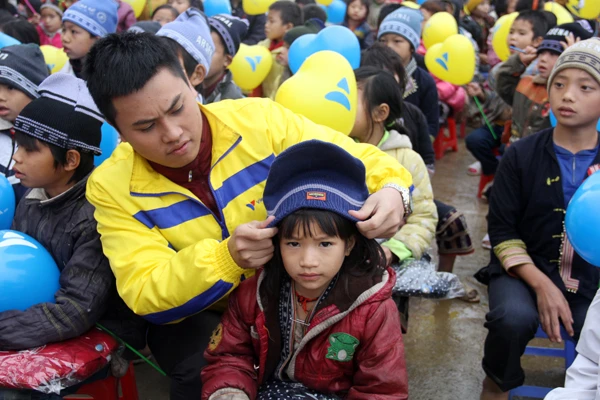 Trao quà cho học sinh Tả Phời. Những món quà sẽ giúp các em ấm áp hơn trong mùa đông. Trao quà cho học sinh Tả Phời. Những món quà sẽ giúp các em ấm áp hơn trong mùa đông.