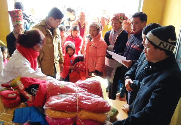 Trao quà và quần áo ấm cho hộ nghèo.
