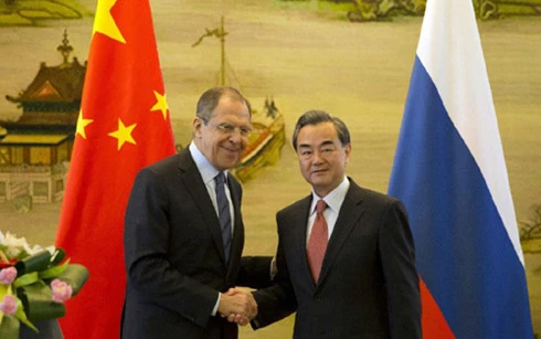 Ngoại trưởng Nga Lavrov (trái) và Ngoại trưởng Trung Quốc Vương bắt tay nhau nồng ấm hôm 29/4. Ngoại trưởng Nga Lavrov (trái) và Ngoại trưởng Trung Quốc Vương bắt tay nhau nồng ấm hôm 29/4.