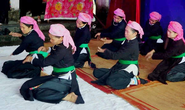 Đội văn nghệ dân ca Tày biểu diễn điệu múa mừng lúa mới.