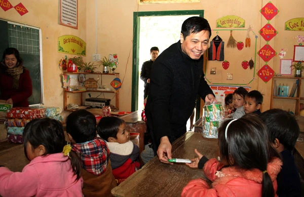 Thăm, tặng quà cho các em học sinh tại phân hiệu Cốc Pục.