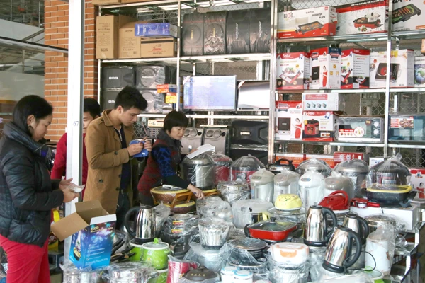 Một số hộ đã bắt đầu công việc kinh doanh tại chợ mới.