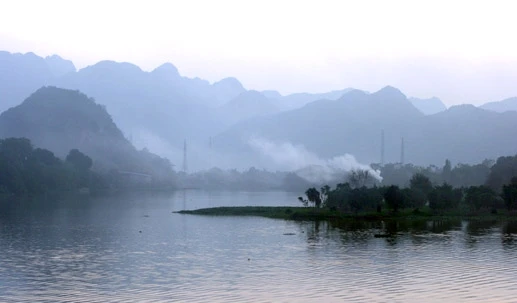 Làng gốm nằm soi mình bên dòng sông Đáy.