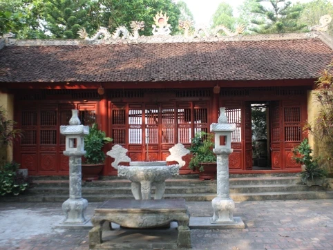 Đền thờ Sĩ Nhiếp trong di tích thành cổ Luy Lâu.