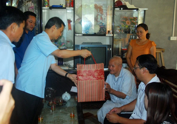 Đồng chí Đặng Xuân Thanh tặng quà ông Hoàng Văn Nghê. Đồng chí Đặng Xuân Thanh tặng quà ông Hoàng Văn Nghê.