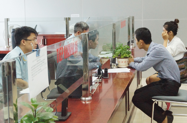 Cán bộ hải quan giải quyết thủ tục thông quan hàng hóa xuất - nhập khẩu.