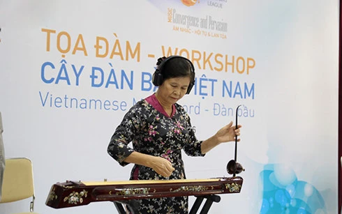 NSND Thanh Tâm chơi đàn bầu tại hội thảo "Cây đàn bầu Việt Nam".