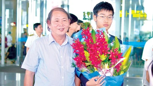 Đinh Quang Hiếu được thầy giáo chúc mừng tại sân bay Nội Bài.