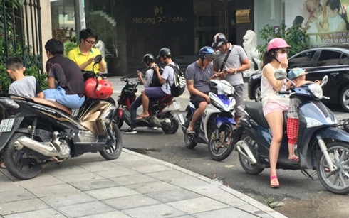 Rất đông người tụ tập bắt Pokémon
