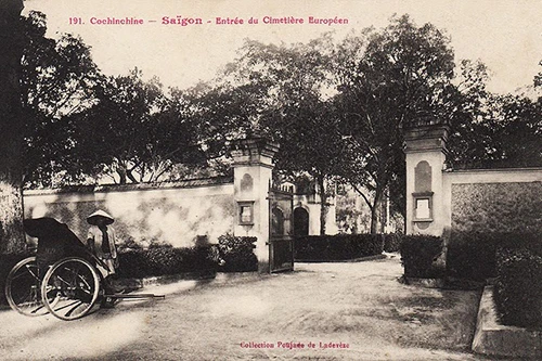 Cổng chính nghĩa trang trên đường Legrand de la Liraye (nay là Điện Biên Phủ) lúc vừa được người Pháp xây dựng ở vị trí công viên Lê Văn Tám ngày nay.