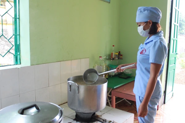 Khu chế biến thực phẩm - bếp ăn Trường Mầm non Duyên Hải (thành phố Lào Cai).