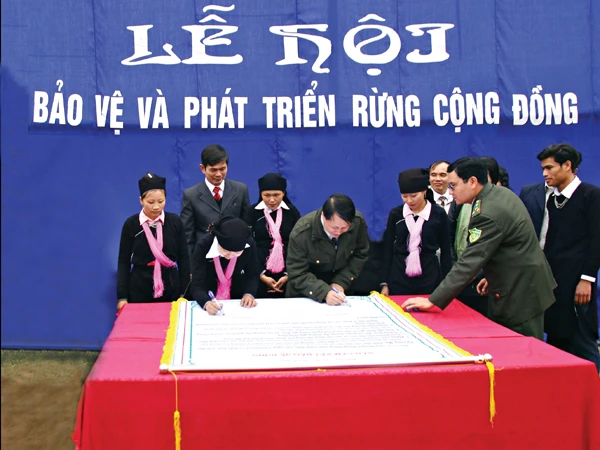 Đại diện các thôn, bản ký giao ước bảo vệ rừng.