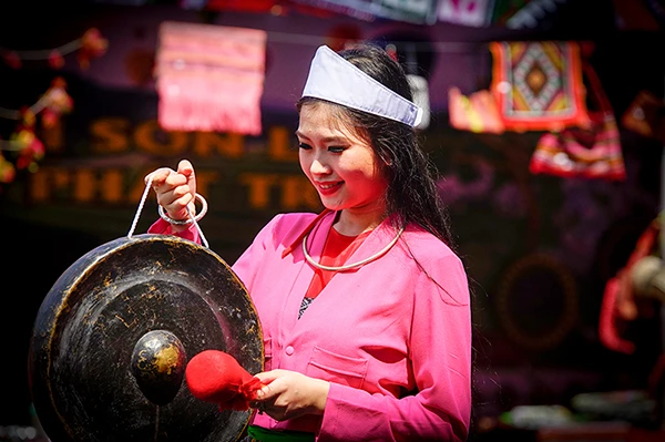 Nét duyên dân tộc Mường tỉnh Hòa Bình. Vẻ đẹp dịu dàng thiếu nữ dân tộc Lự tỉnh Lai Châu. Nụ cười hồn nhiên của cô gái Hà Nhì tỉnh Điện Biên. Trang phục của các thiếu nữ người dân tộc Khơ Mú tỉnh Sơn La. Trang phục hát xoan của phụ nữ tỉnh Phú Thọ. Vẻ đẹp mặn mà của thiếu nữ Dao tỉnh Lào Cai. Trang phục của phụ nữ dân tộc Thái tỉnh Yên Bái. Vẻ đẹp thiếu nữ người Mông hoa tỉnh Hà Giang.