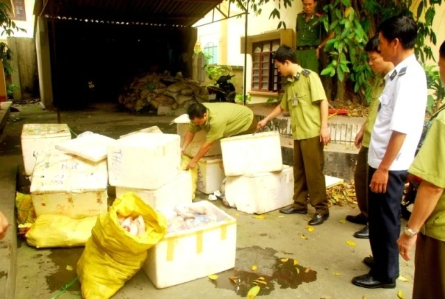 Lực lượng chức năng Lào Cai bắt giữ thực phẩm bẩn nhập lậu.