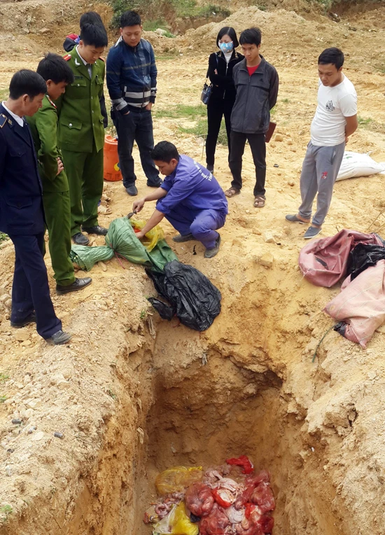 Cơ quan chức năng tổ chức tiêu hủy số hàng lậu nêu trên. (Ảnh: CTV)